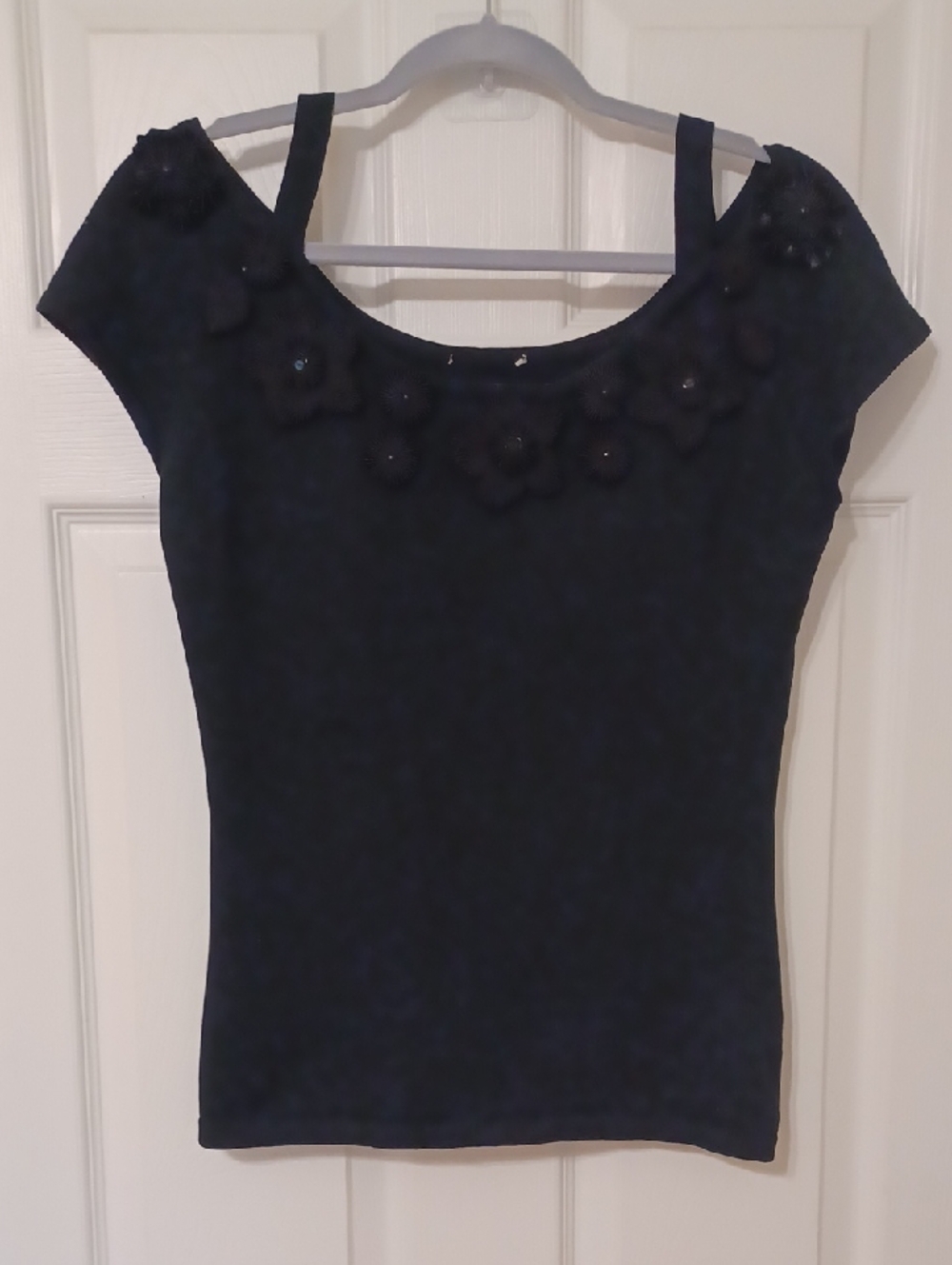 MK Solo Sz M, Black Sweater Tank   with 3D Fabric Floral Rosettes. Silk/cotton .